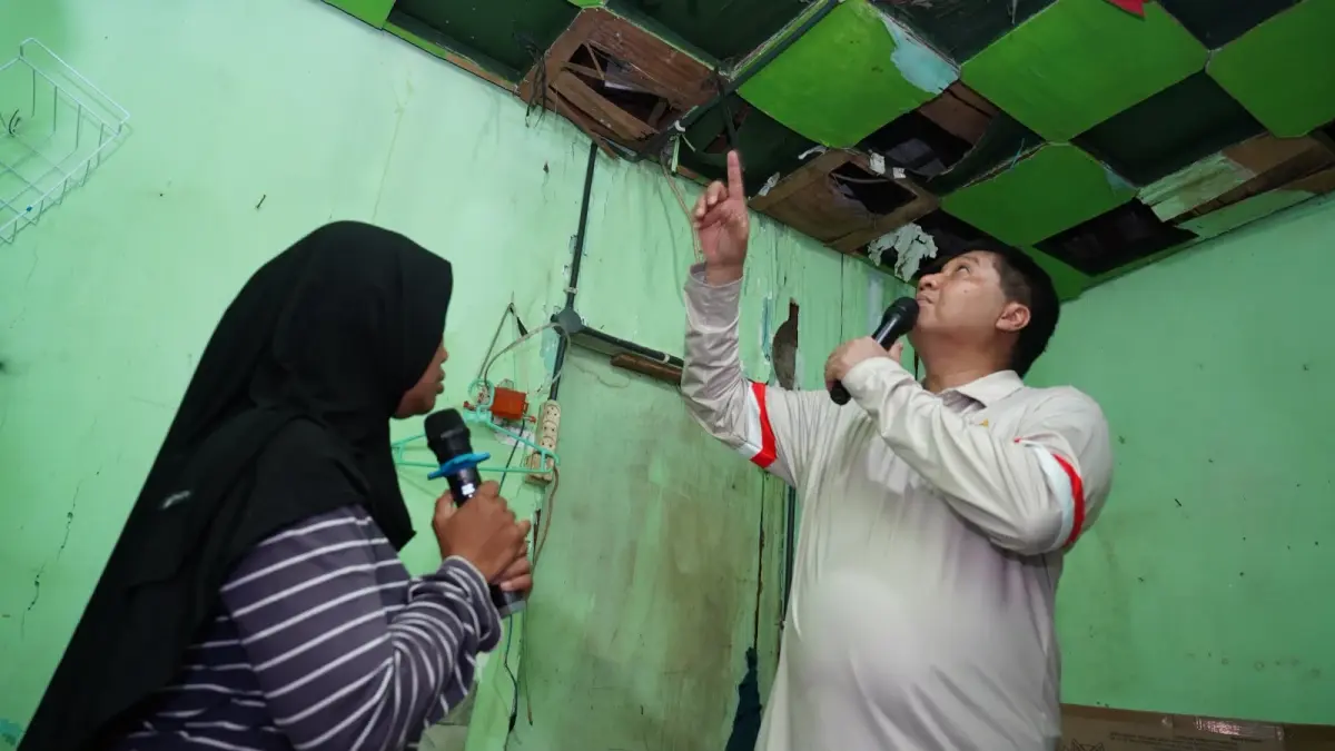 BEDAH RUMAH: Tinjauan langsung ke rumah warga penerima bantuan bedah rumah (BSPS) di Tambaksari, Surabaya.
