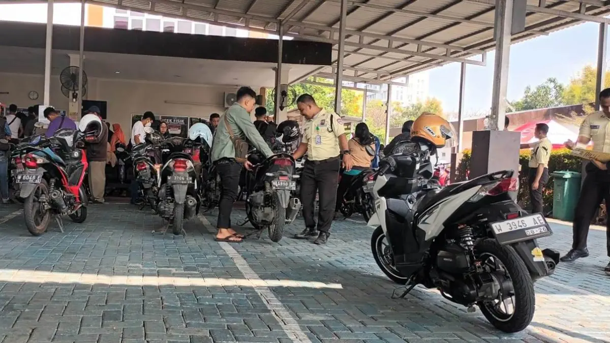 KABAR GEMBIRA : Pemprov Jawa Timur menggelar program Pembebasan Pajak Daerah pada 1–31 Agustus 2026. Program ini menawarkan pembebasan denda keterlambatan, bebas pajak progresif, serta kepastian tarif PKB & BBNKB tidak naik, ditambah diskon tunggakan khusus bagi buruh, pengemudi ojol, dan pelaku UMKM. (NOVIA/ RADAR SURABAYA BISNIS)