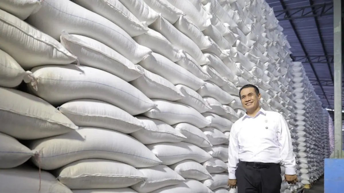 Mentan Andi Amran Sulaiman meninjau stok beras di gudang, memastikan ketersediaan pangan aman 2026.