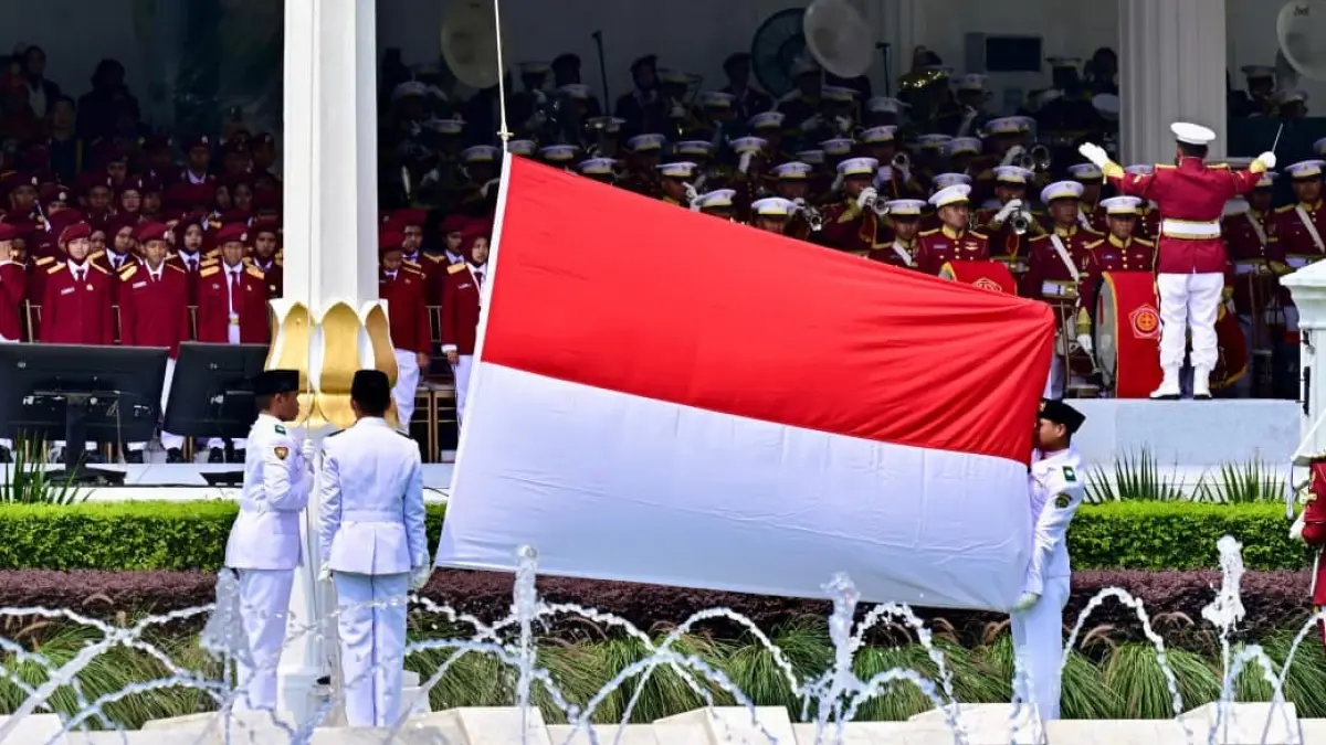 Paskibraka mengibarkan bendera Merah Putih pada Upacara HUT RI di Istana. 
