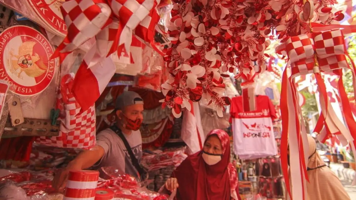 Penjual atribut kemerdekaan kebanjiran pembeli jelang perayaan HUT RI pada 17 Agustus mendatang.