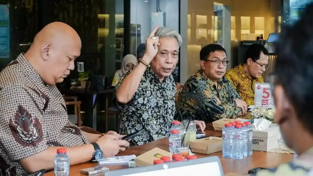 Wamensos Agus Jabo pimpin rapat TP2SR bahas nasib 61 Sekolah Rakyat. 