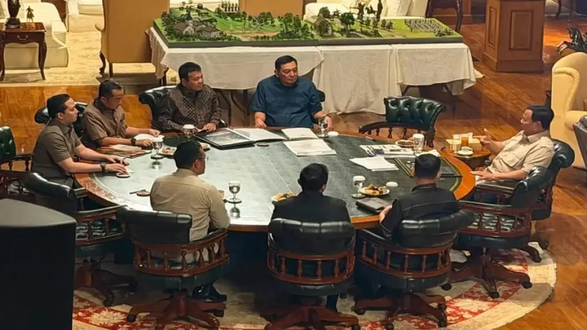Presiden Prabowo Subianto memimpin rapat bersama Dirut Pertamina dan sejumlah menteri Kabinet Merah Putih di Hambalang, Minggu (9/8/2026).