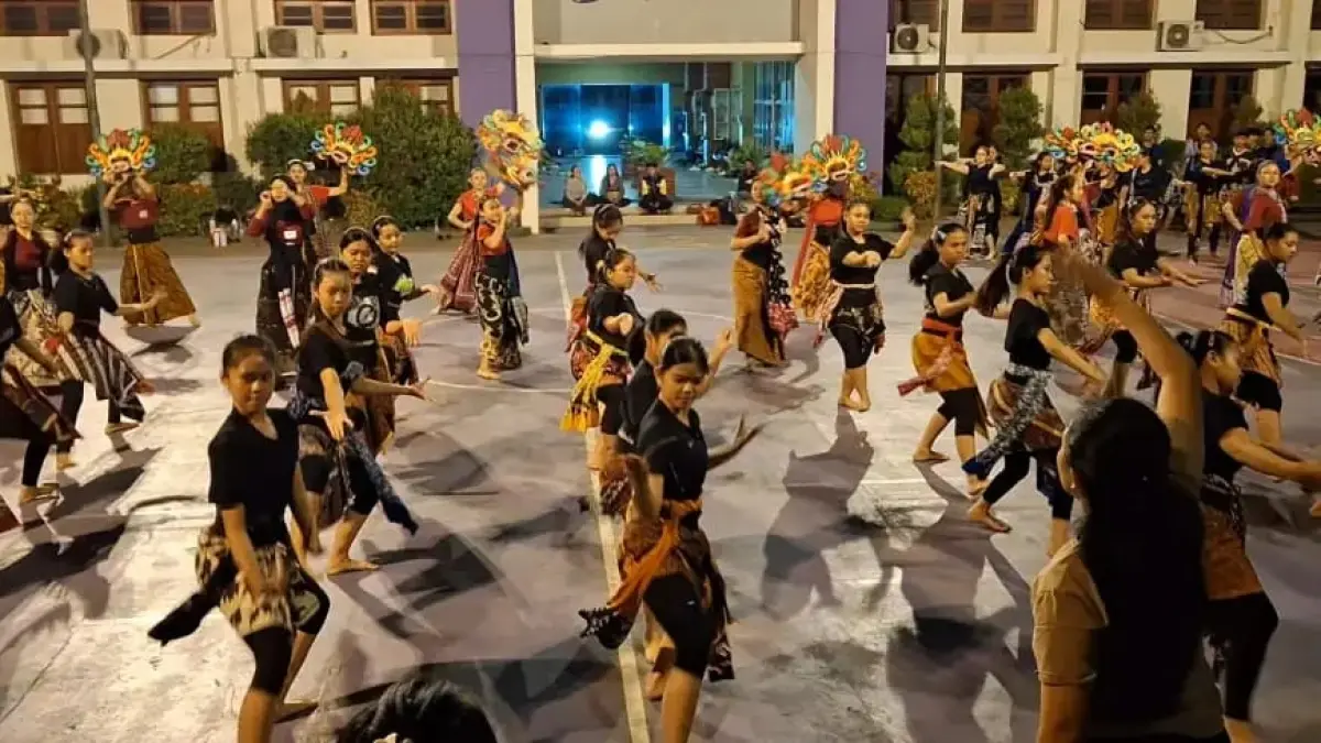 Sebanyak 100 penari Jatim, mayoritas asal Tulungagung, bersiap membawakan kolaborasi 5 tari khas daerah pada puncak peringatan HUT ke-81 RI di Istana Negara Jakarta