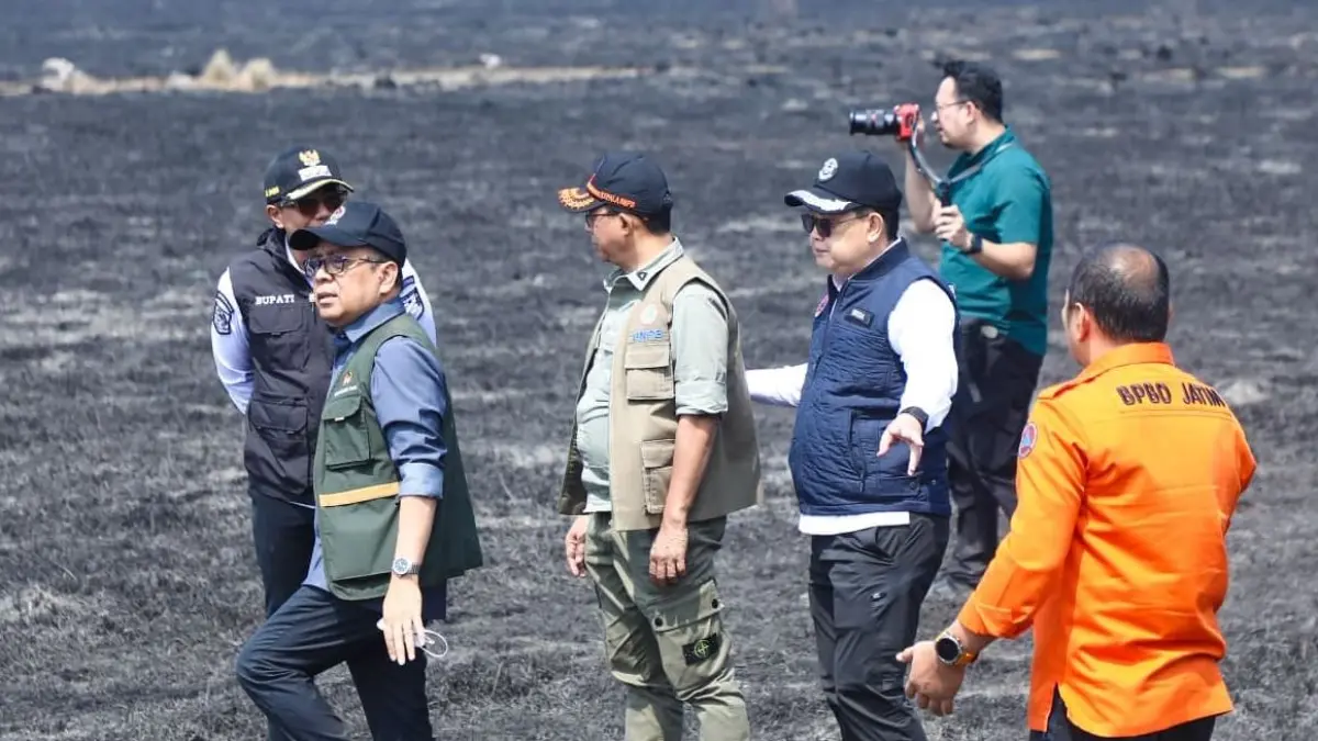 DARURAT: Sekdaprov Jawa Timur Adhy Karyono meninjau lokasi kebaran di Bromo.