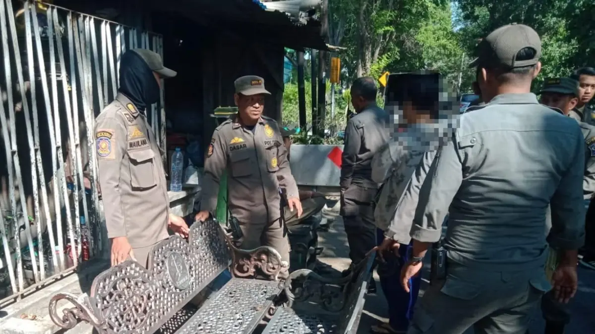 Petugas amankan kursi besi taman di Surabaya yang kerap jadi sasaran pencurian fasilitas umum kota.