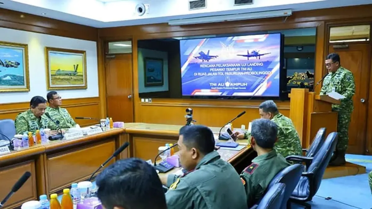 Saat ini TNI AU sedang mengkaji potensi jalan tol di Jawa Timur, termasuk Tol Probolinggo-Banyuwangi, untuk landasan darurat pesawat militer.