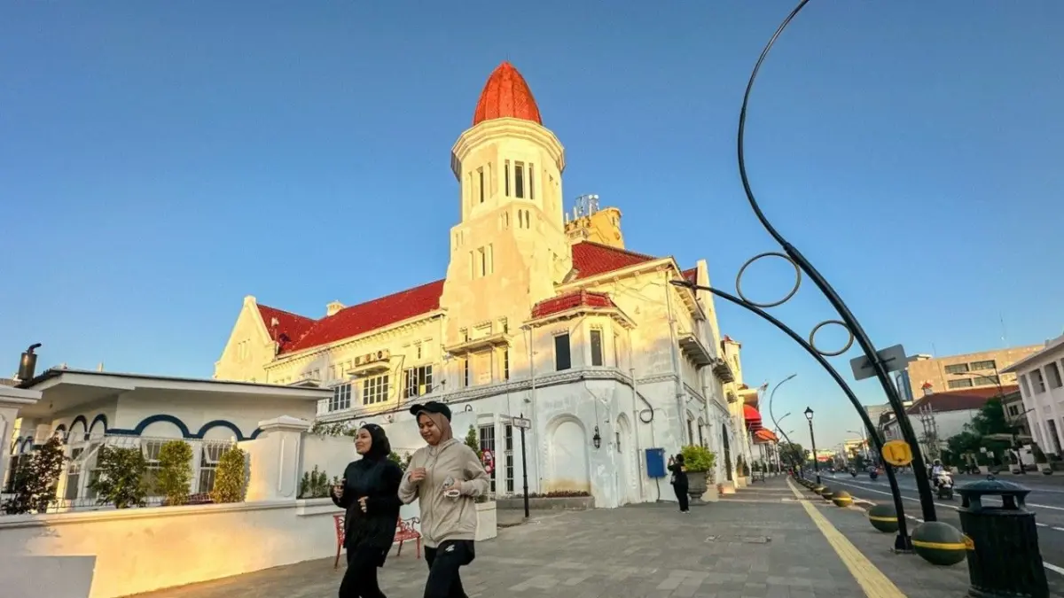 Warga menikmati suasana pagi di kawasan Kota Lama Surabaya yang terus direvitalisasi oleh Pemkot. 