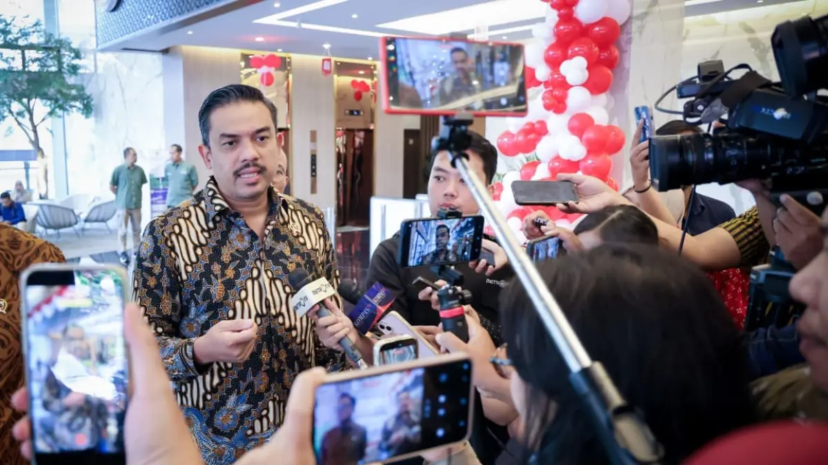 Menteri UMKM Maman Abdurrahman saat memberikan keterangan pers terkait penurunan bunga PNM Mekaar.