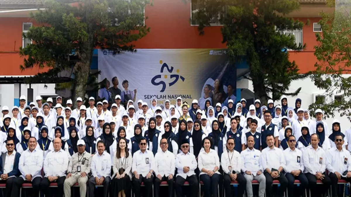 Potret siswa saat mengikuti pengenalan lingkungan Sekolah Nasional Terintegrasi (SNT). Sebanyak 1.360 siswa resmi memulai ajaran baru di 17 SNT untuk pemerataan pendidikan unggul.