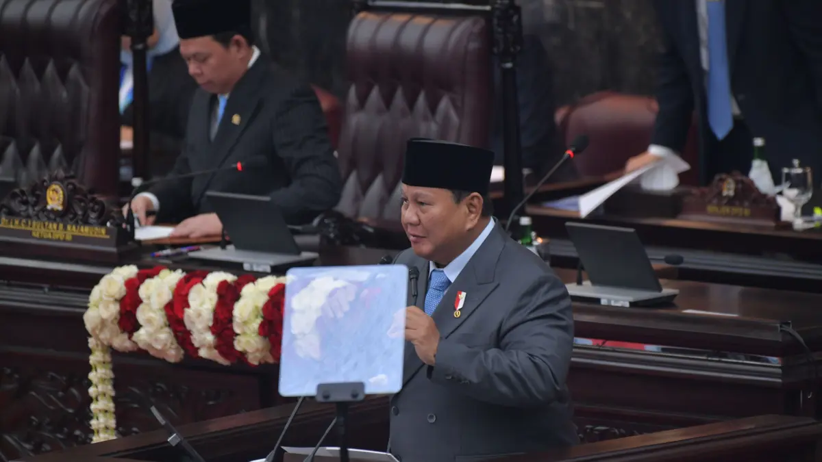 Presiden Prabowo menyampaikan pidato kenegaraan di Sidang Tahunan MPR RI, memaparkan capaian 2 tahun digitalisasi pendaftaran bansos yang kini lebih cepat dan gratis.