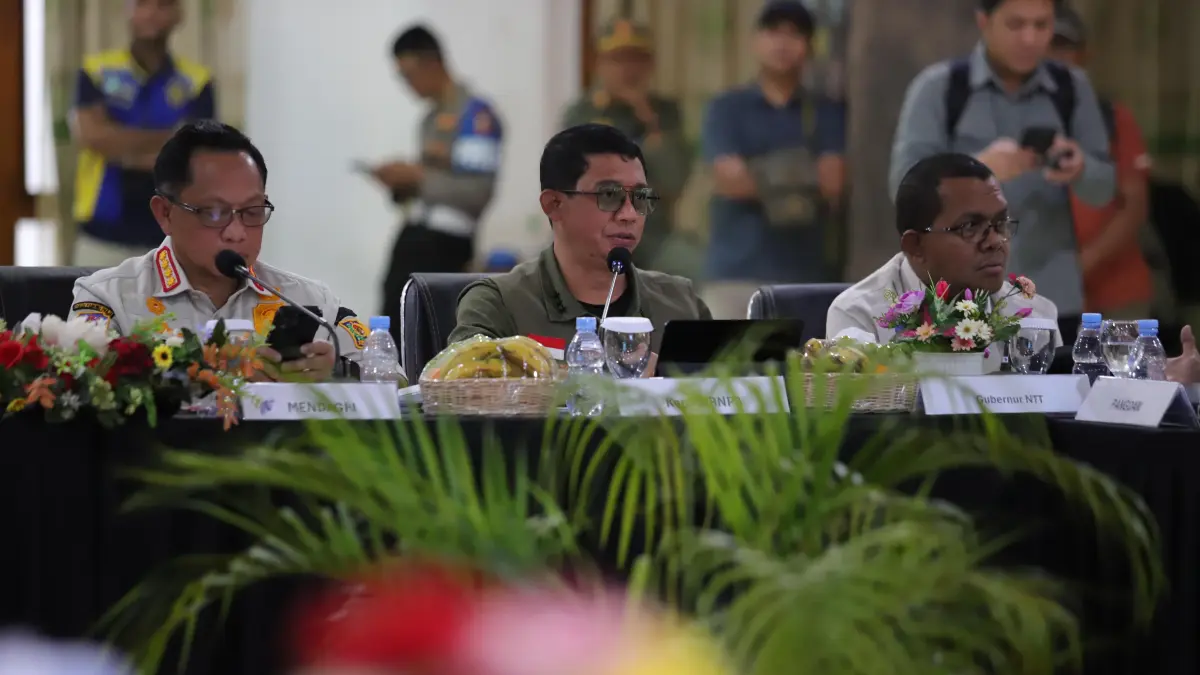 SIAPKAN LANGKAH STRATEGIS: Kepala BNPB Letjen TNI Suharyanto memimpin rakor penanganan gempa M 7,7 Flores di Kantor Bupati Manggarai Barat, NTT, Minggu (16/8).