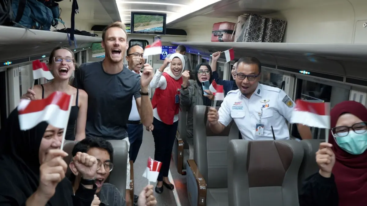 HUT RI: Penumpang kereta api di Stasiun Surabaya Gubeng saat HUT Kemerdekaan Republik Indonesia.