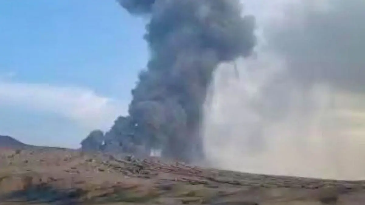 Letusan Gunung Anak Krakatau di Selat Sunda yang mengalami erupsi 4 kali pada Senin (17/8/2026). PVMBG melarang aktivitas warga dalam radius 3 km dari kawah aktif.