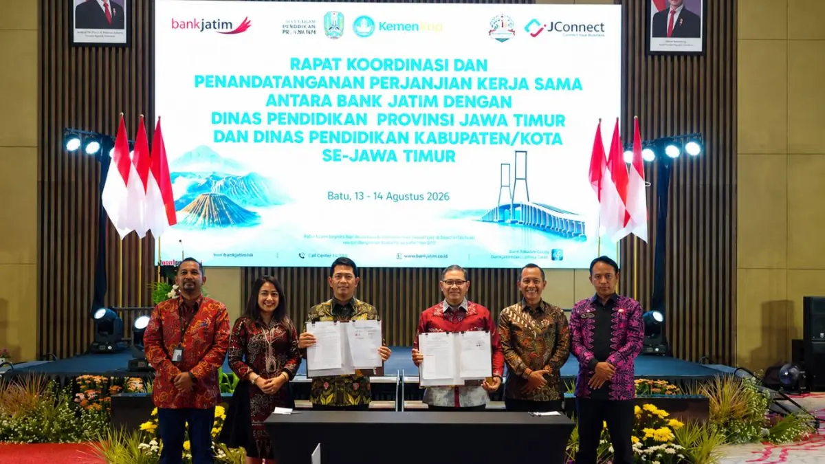 KERJA SAMA: Direktur Utama Bank Jatim Winardi Legowo memperlihatkan perjanjian kerja sama yang 
ditandatangani bersama Kepala Dinas Pendidikan Provinsi Jawa Timur Aries Agung Paewai.