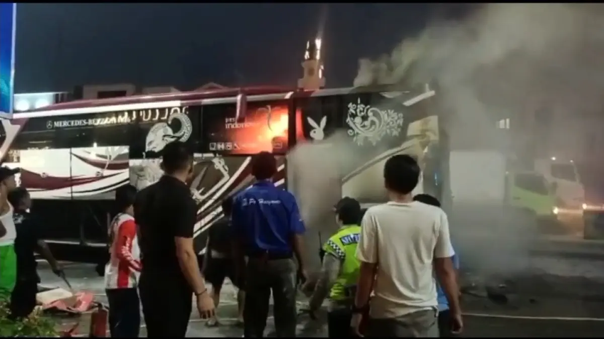 Puluhan bus PO Sinar Jaya tak beroperasi ludes terbakar di Jarakosta, Cikarang Barat, Kabupaten Bekasi, Selasa (18/8/2026).