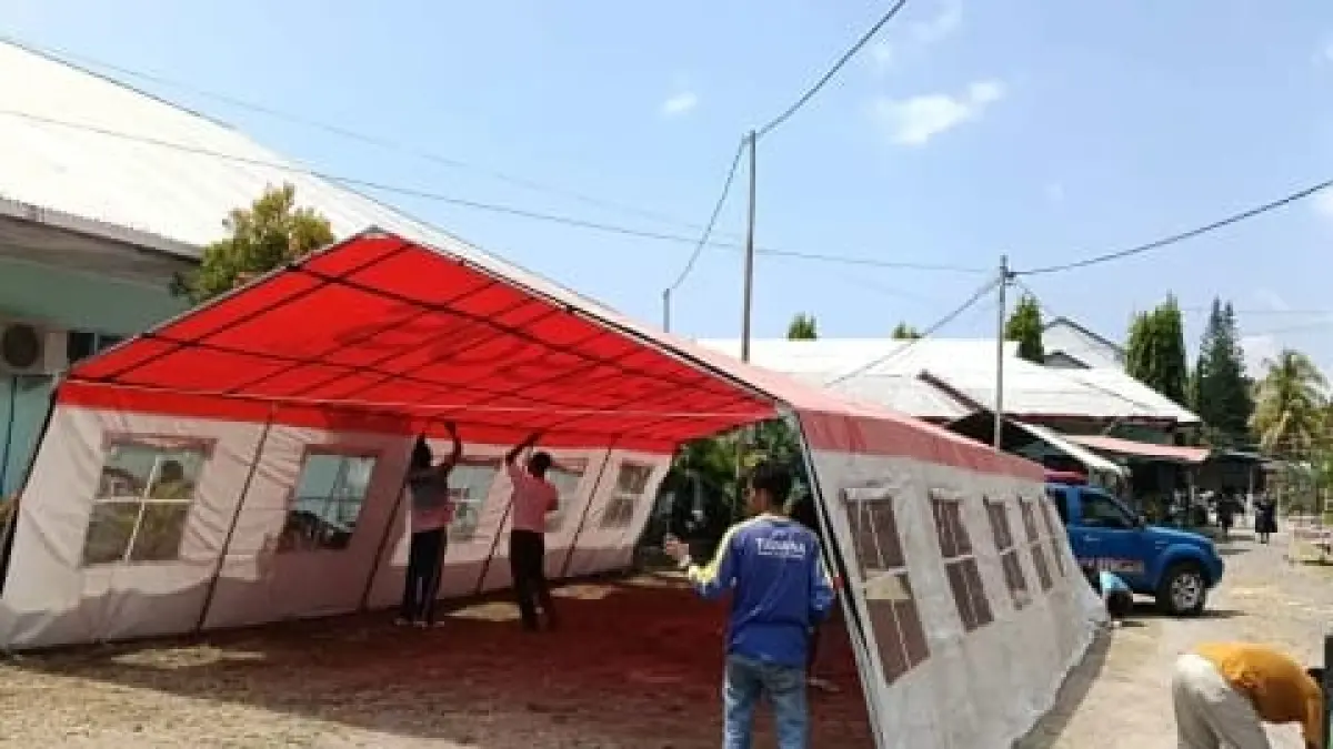 Warga terdampak gempa M 7,7 di Nagekeo, NTT, bertahan di pengungsian darurat. BNPB mencatat lebih dari 5.000 jiwa kini krisis bantuan tenda, beras, dan air bersih.