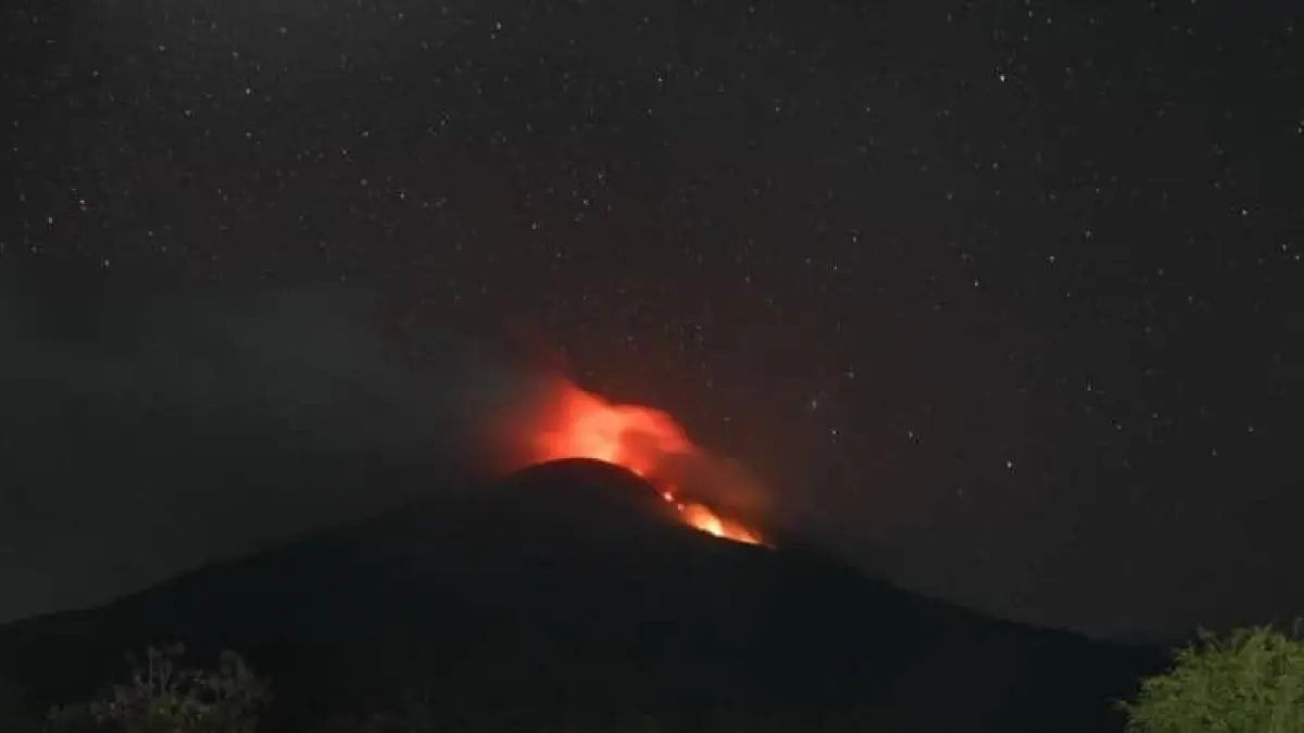 Gunung Ile Lewotolok di NTT kembali erupsi pada Selasa (18/8/2026), melontarkan lava sejauh 1,2 km ke arah selatan.