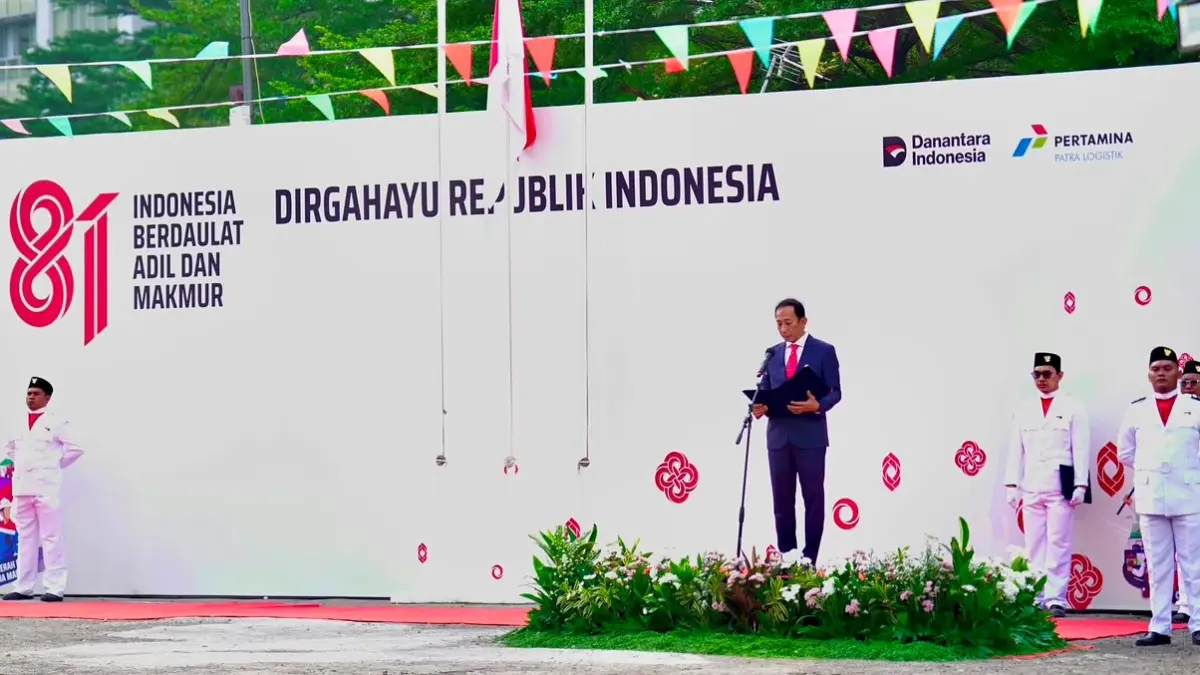 SEMANGAT NASIONALISME : Dalam rangka memperingati HUT ke-81 Kemerdekaan Republik Indonesia, seluruh Perwira PT Patra Logistik di Kantor Pusat, Jatimbalinus, hingga Sulawesi melaksanakan Upacara Pengibaran Bendera dengan penuh hikmat. (IST/ RADAR SURABAYA BISNIS)