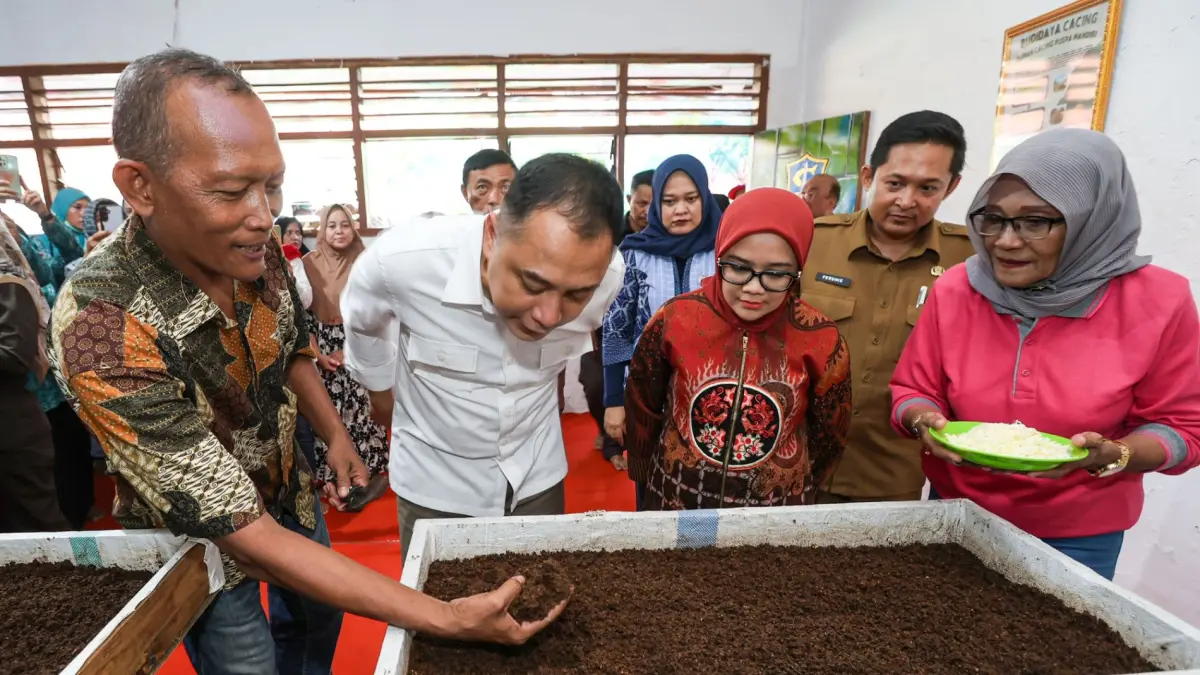 Pemkot Surabaya meninjau budidaya cacing pengurai sampah, selaras fokus pilar lingkungan dan ekonomi.