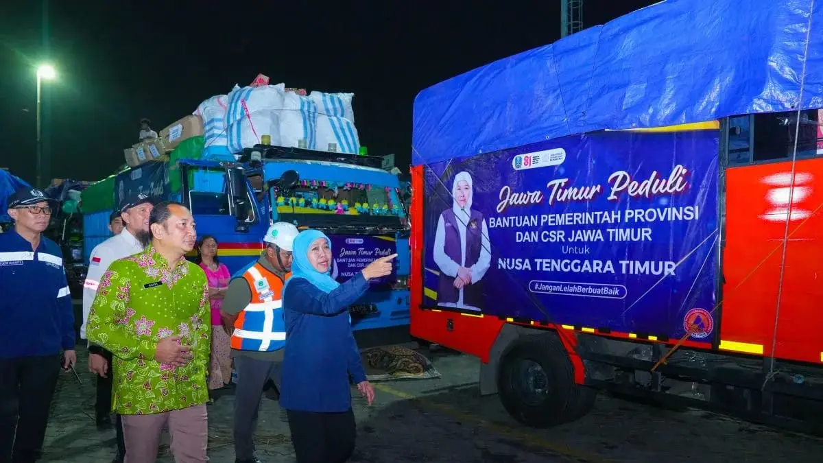 Gubernur Jatim Khofifah Indar Parawansa melepas pengiriman 64,4 ton bantuan logistik bagi korban gempa bumi NTT di Pelabuhan Tanjung Perak, Surabaya, Kamis (20/8/2026).