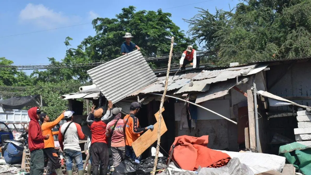 Petugas Pemkot Surabaya menertibkan bangunan di lahan pengelolaan sampah ilegal, Keputih.