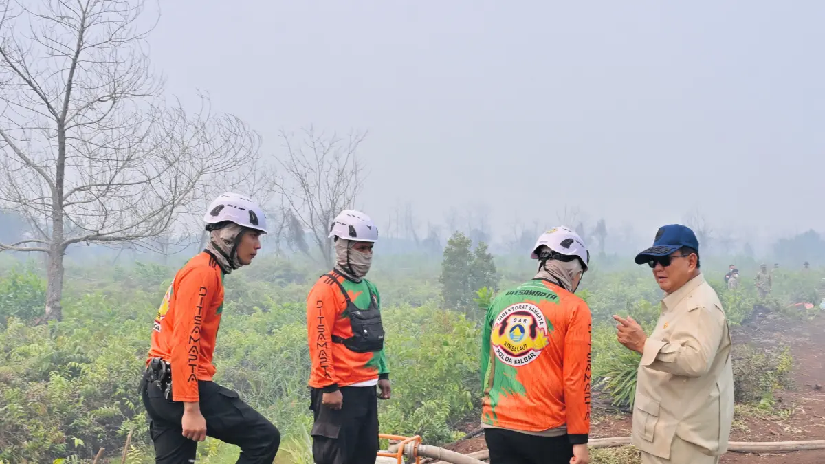 Presiden Prabowo tinjau pemadaman karhutla di Kubu Raya, Kalbar, pastikan penanganan optimal.