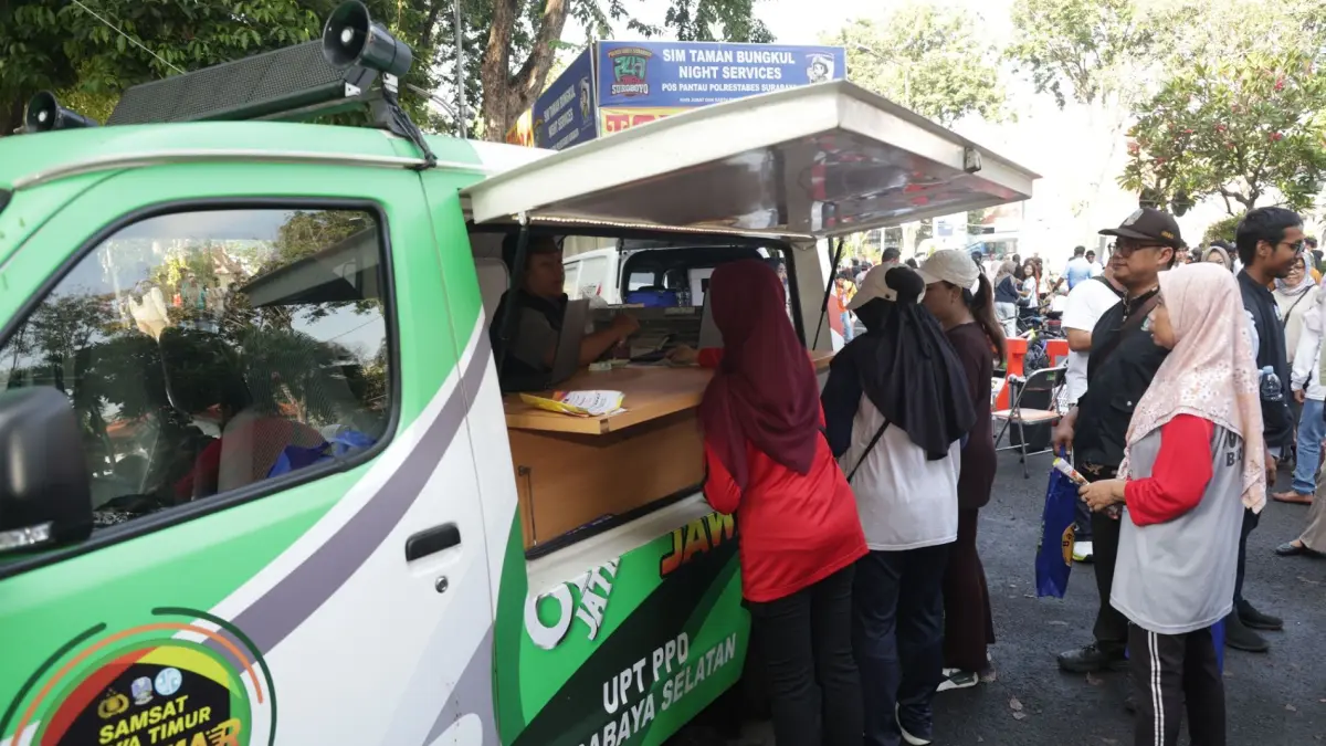 BAYAR PAJAK: Warga memanfaatkan mobil Samsat Keliling UPT PPD Surabaya Selatan untuk bayar pajak kendaraan.