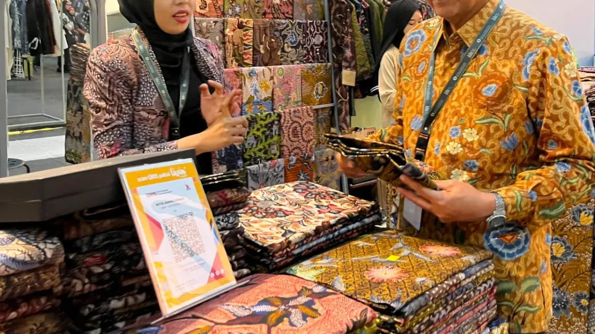 Pengunjung antusias melihat produk wastra unggulan UMKM di pameran Karya Kreatif Indonesia 2026.