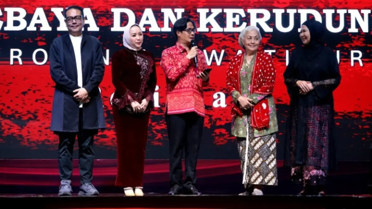 Tiga desainer asal Banyuwangi, Trenggalek, dan Kota Batu memamerkan karya kebaya mereka usai menjuarai Fatmawati Trophy 2026 Regional Jatim di Surabaya, Minggu (23/8/2026).