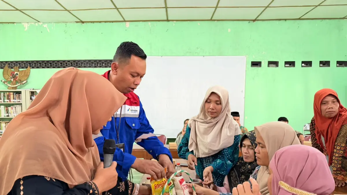PEMBERDAYAN PEREMPUAN : Melalui Pilar Pertamina Berdikari, Patra Logistik membekali 40 anggota PKK dan Kelompok Wanita Tani (KWT) dengan pelatihan kreasi hampers serta bantuan alat pertanian modern untuk mendongkrak produktivitas dan ekonomi warga. (IST/ RADAR SURABAYA BISNIS)
