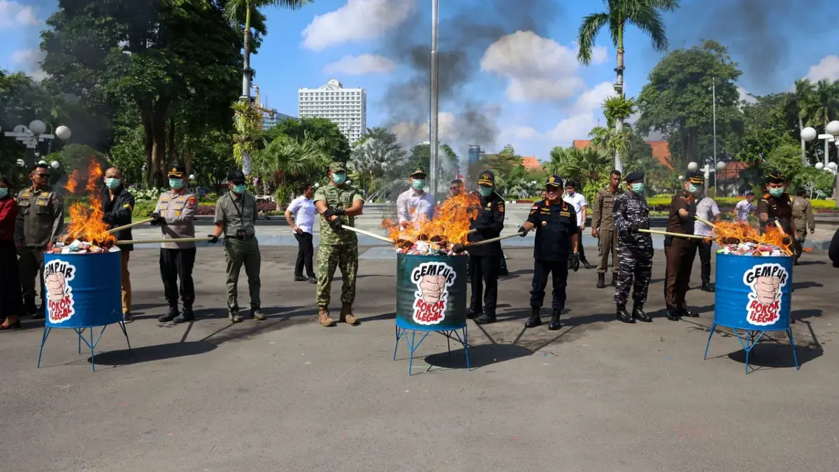 Pemkot Surabaya dan Bea Cukai memusnahkan 43,2 juta batang rokok ilegal di Balai Kota (26/8/2026).