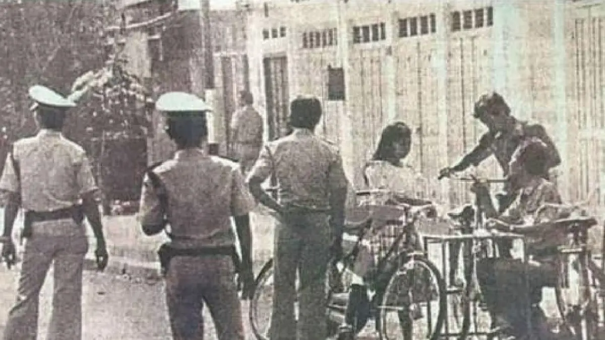 Di Surabaya pada masa Hindia Belanda, gowes pun ada “urusannya” dengan pajak, surat kepemilikan, bahkan aturan jalur lalu lintas.