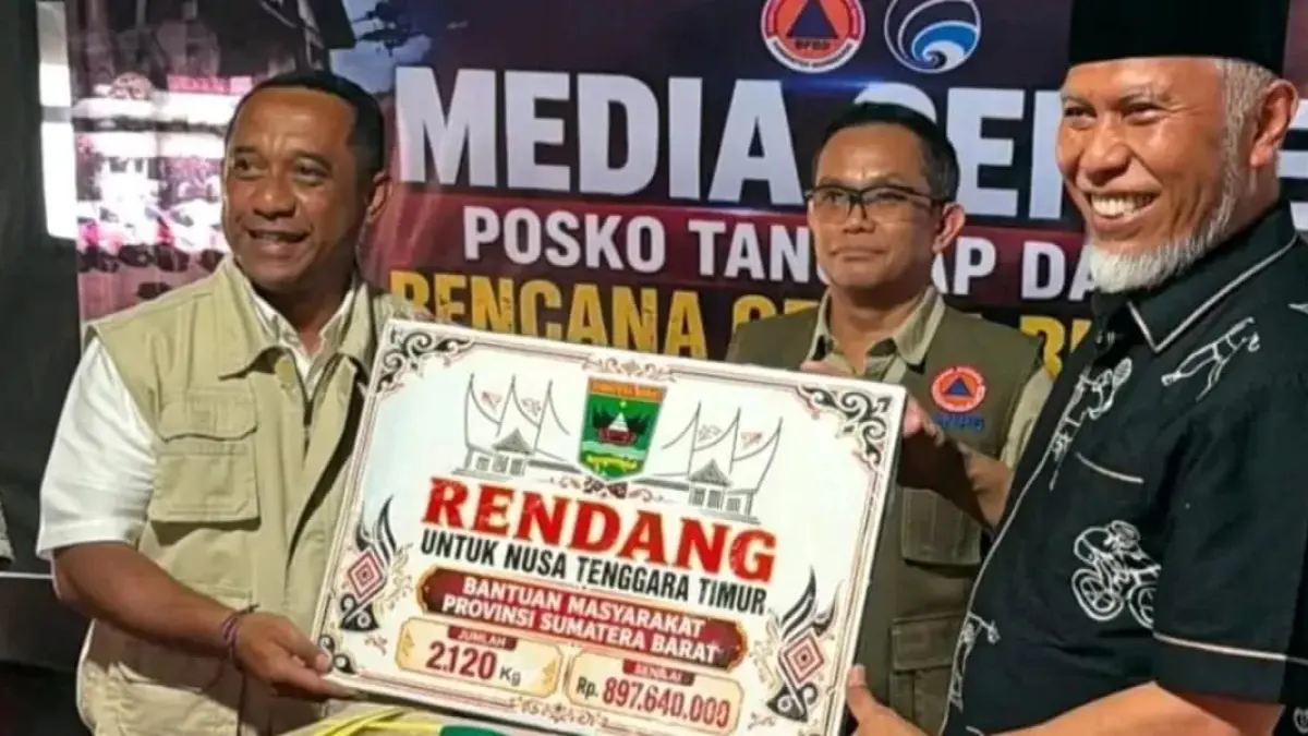 ​Gubernur Sumbar menyerahkan bantuan 2,2 ton rendang untuk penyintas gempa NTT kepada BNPB di Labuan Bajo. Rendang dipilih karena awet, bergizi tinggi, dan praktis.