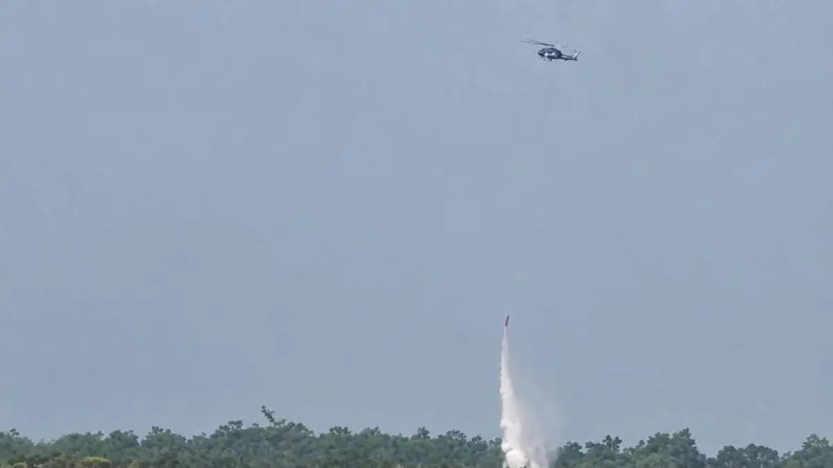 Helikopter water bombing dan drone thermal dikerahkan tim gabungan guna padamkan ratusan hektare karhutla di Taman Nasional Way Kambas serta melindungi satwa liar.