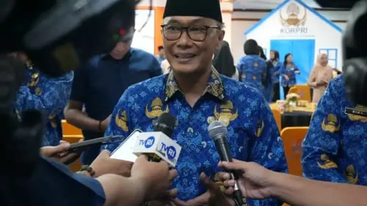 Kepala BKN Zudan Arif Fakrulloh menanggapi isu ASN yang terancam digantikan teknologi AI. Ia menegaskan AI murni sebagai alat bantu kerja, bukan pengganti pegawai.