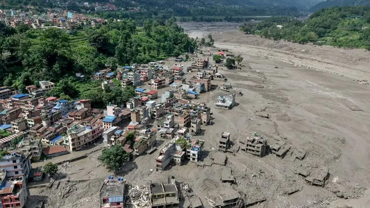 Puing-puing sisa permukiman yang hancur disapu banjir bandang di perbatasan Nepal-Tibet. Bencana ini menewaskan sedikitnya 157 orang dan membuat ratusan turis asing hilang.