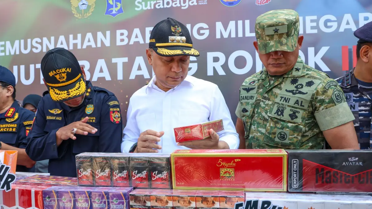 PERKETAT PENGAWASAN: Wali Kota Eri Cahyadi dan jajaran meninjau barang bukti rokok ilegal sebelum dimusnahkan.