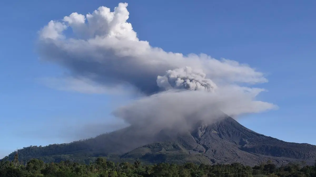 Kolom abu vulkanik setinggi 3.500 meter membubung dari puncak Gunung Sinabung, Kabupaten Karo, Senin (31/8/2026).