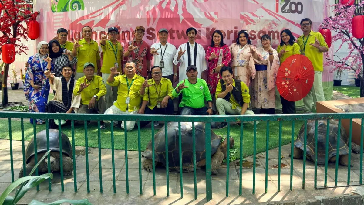 KOLEKSI BARU: Pengurus KBS dan perwakilan iZoo berfoto bersama kura-kura raksasa Aldabra, Selasa (1/9/2026).