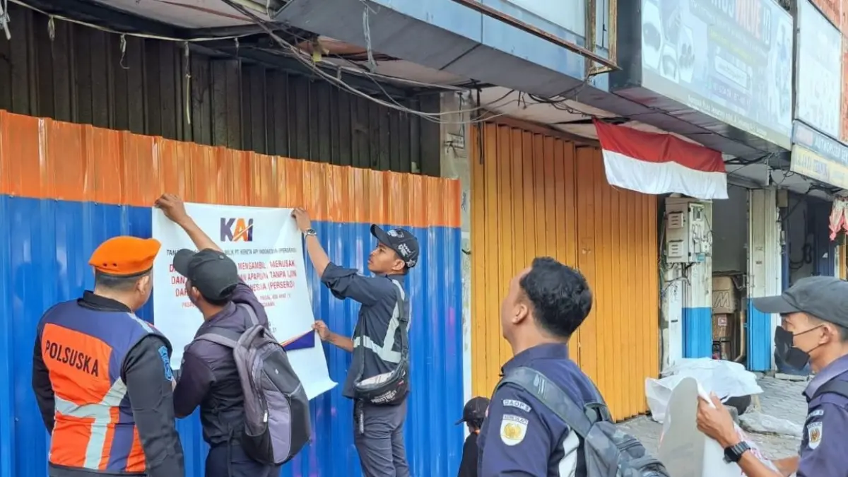 PT Kereta Api Indonesia (KAI) Daerah Operasi (Daop) 8 Surabaya menertibkan sebuah rumah toko (ruko) di Jalan Semarang, Surabaya, Kamis (3/9).