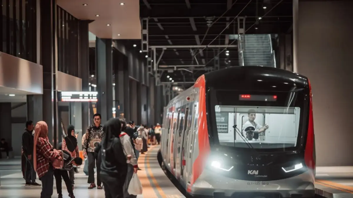 REKRUTMEN KAI 2026: Kereta KAI Commuter saat berhenti melayani penumpang di stasiun.