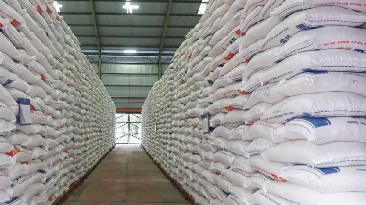 Saat ini, stok beras yang tersimpan di gudang Bulog maupun gudang milik mitra mencapai sekitar 5,4 juta ton.