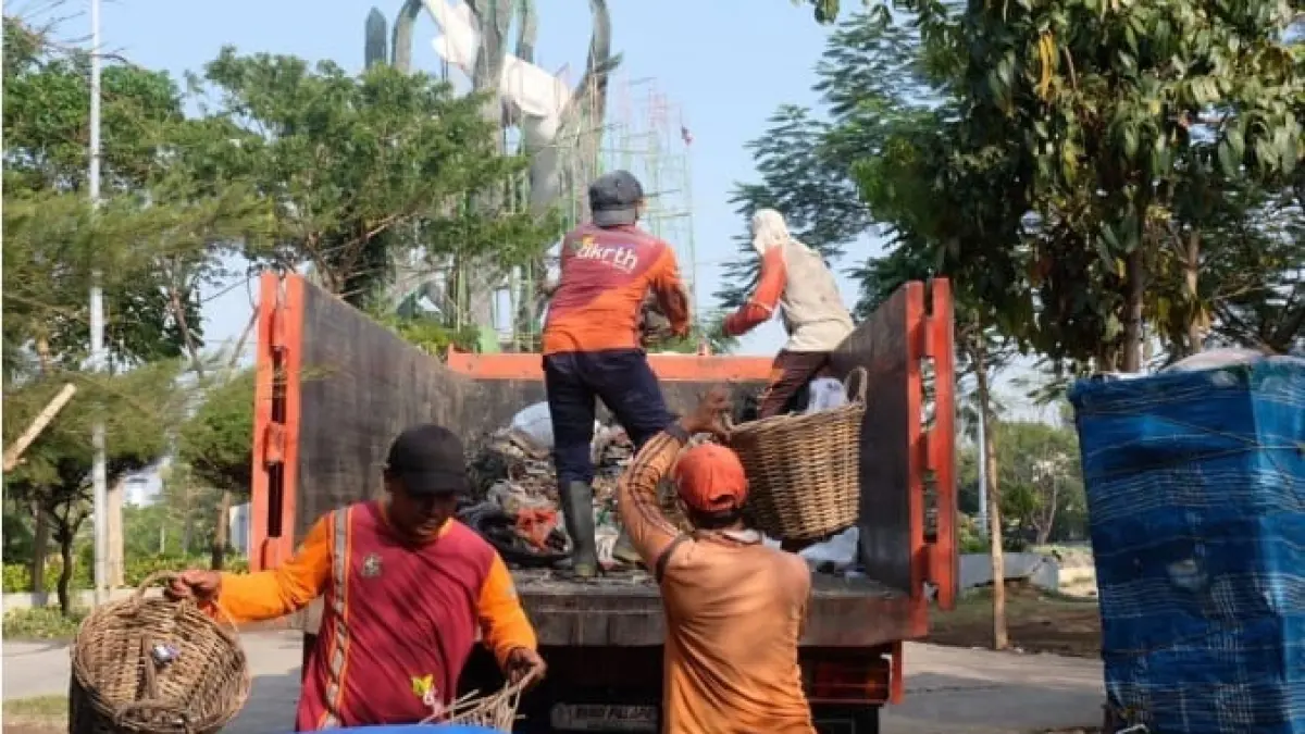 DPRD Surabaya mengusulkan insentif APBD Rp200 ribu per bulan bagi 6.600 tukang sampah kampung guna mengapresiasi peran krusial mereka dalam menekan volume limbah kota.