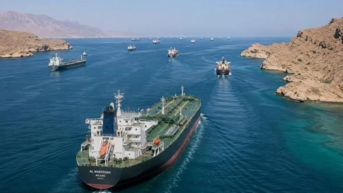 Kapal tanker minyak melintasi perairan Selat Hormuz. Volume pengiriman harian menembus 17 juta barel di tengah eskalasi konflik militer AS-Iran pada awal September 2026.