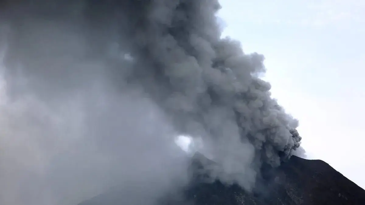 Kolom abu vulkanik menyembur dari Gunung Sinabung yang kini berstatus Siaga (Level III) pasca erupsi serentak enam gunung api di Indonesia pada 31 Agustus 2026.