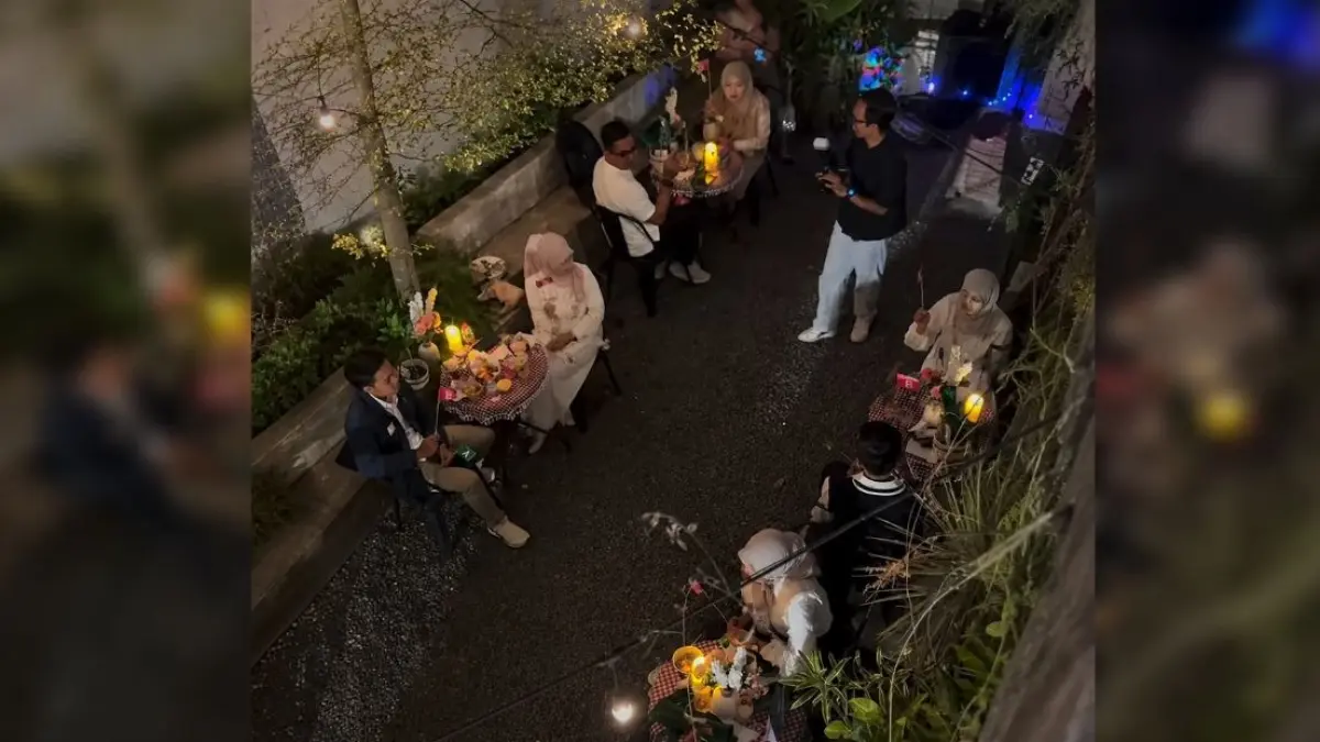 Momen unik tersebut terekam dalam sebuah video yang diunggah ulang akun Instagram @visitsuroboyo dari akun seorang netizen di media sosial.