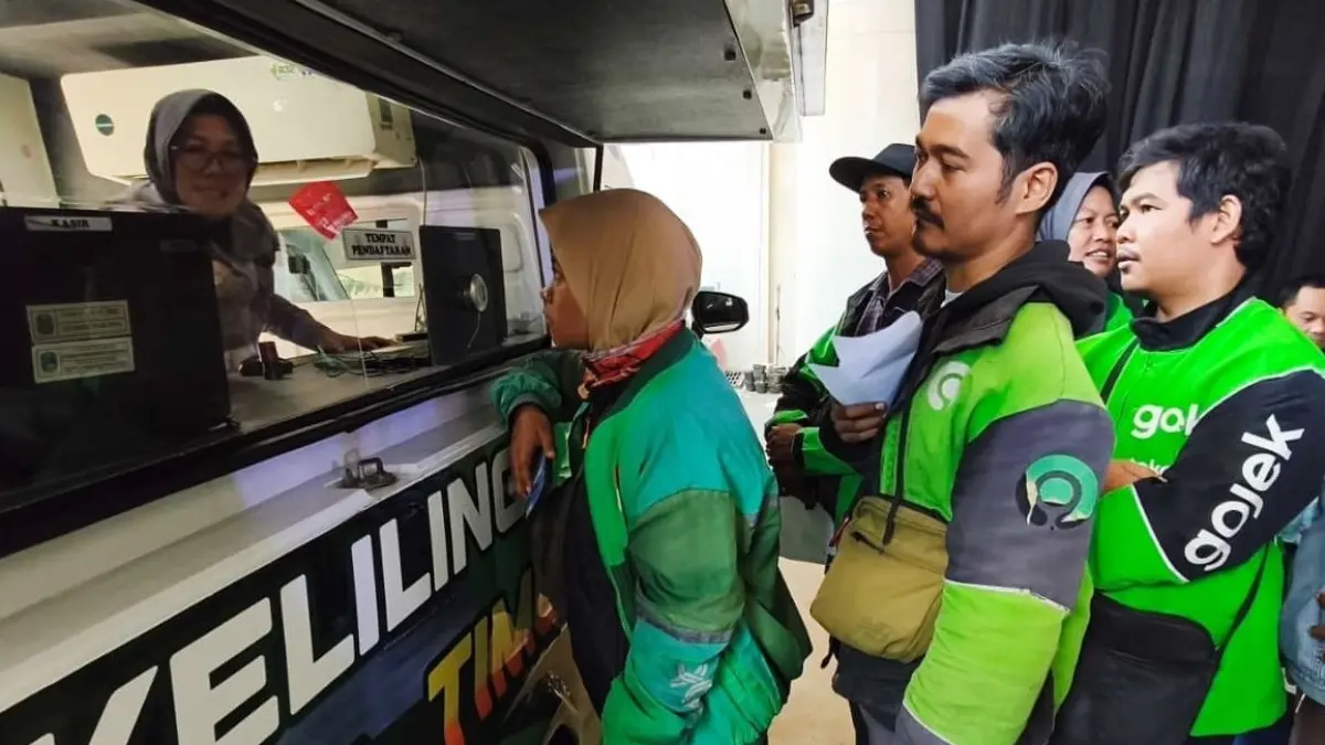 PEMUTIHAN: Pengemudi ojek online memanfaatkan kebijakan pembebasan pajak daerah yang diselenggarakan Pemprov Jatim.  
