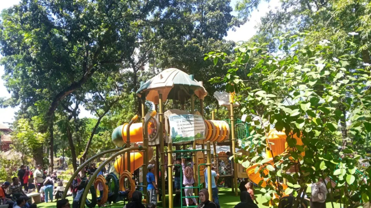 Anak-anak asyik menikmati fasilitas bermain gratis di Taman Prestasi Surabaya.
