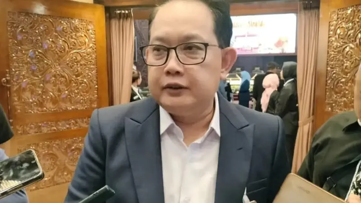 Sekdaprov Jatim Adhy Karyono usai rapat di DPRD Jatim (2/9/2026). Pemprov Jatim resmi mengevaluasi aturan karnaval sound horeg usai jatuhnya korban jiwa selama Agustus 2026.